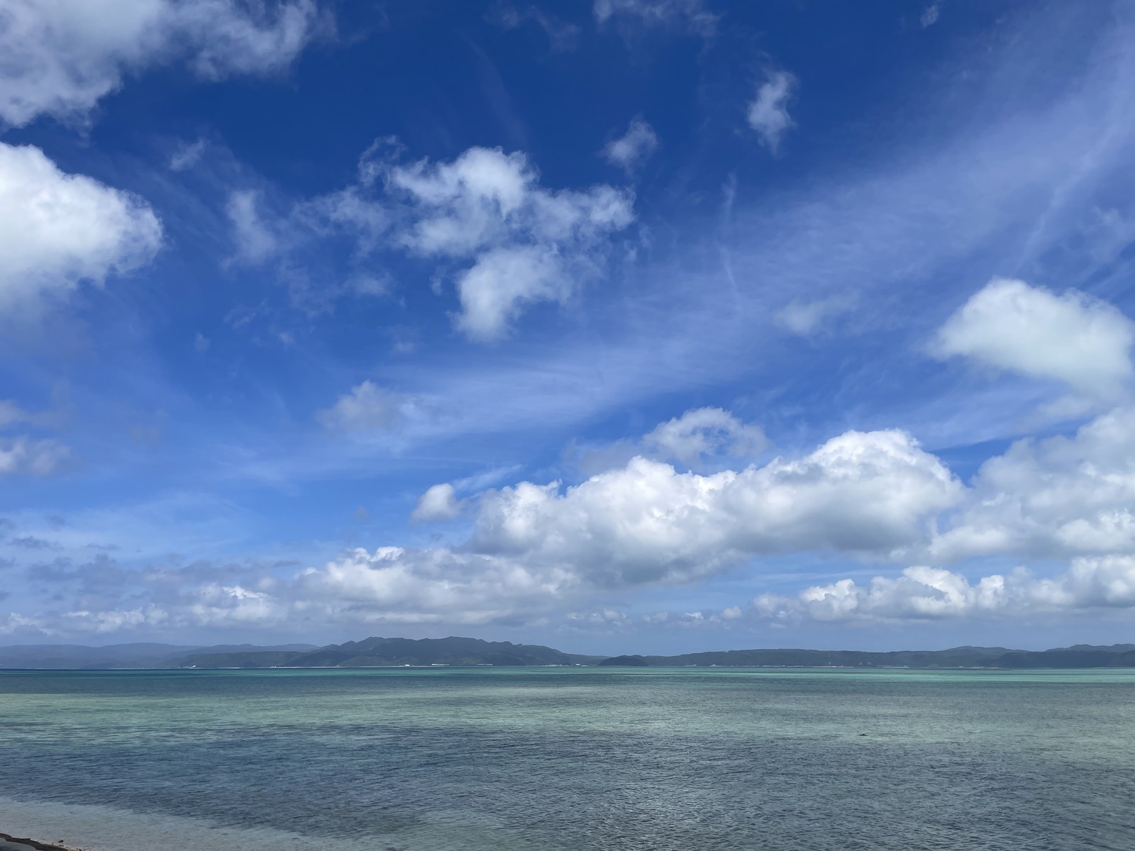 水納島の青い海と夏空