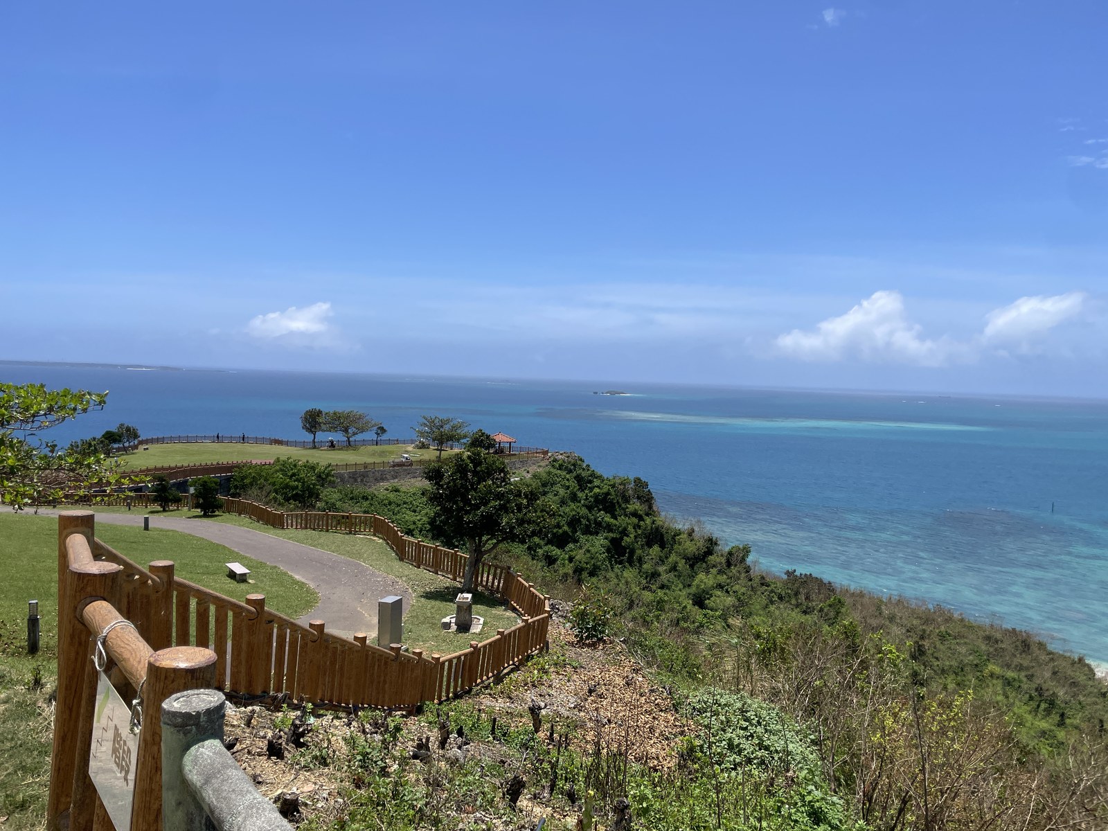 知念岬公園から望む青い海
