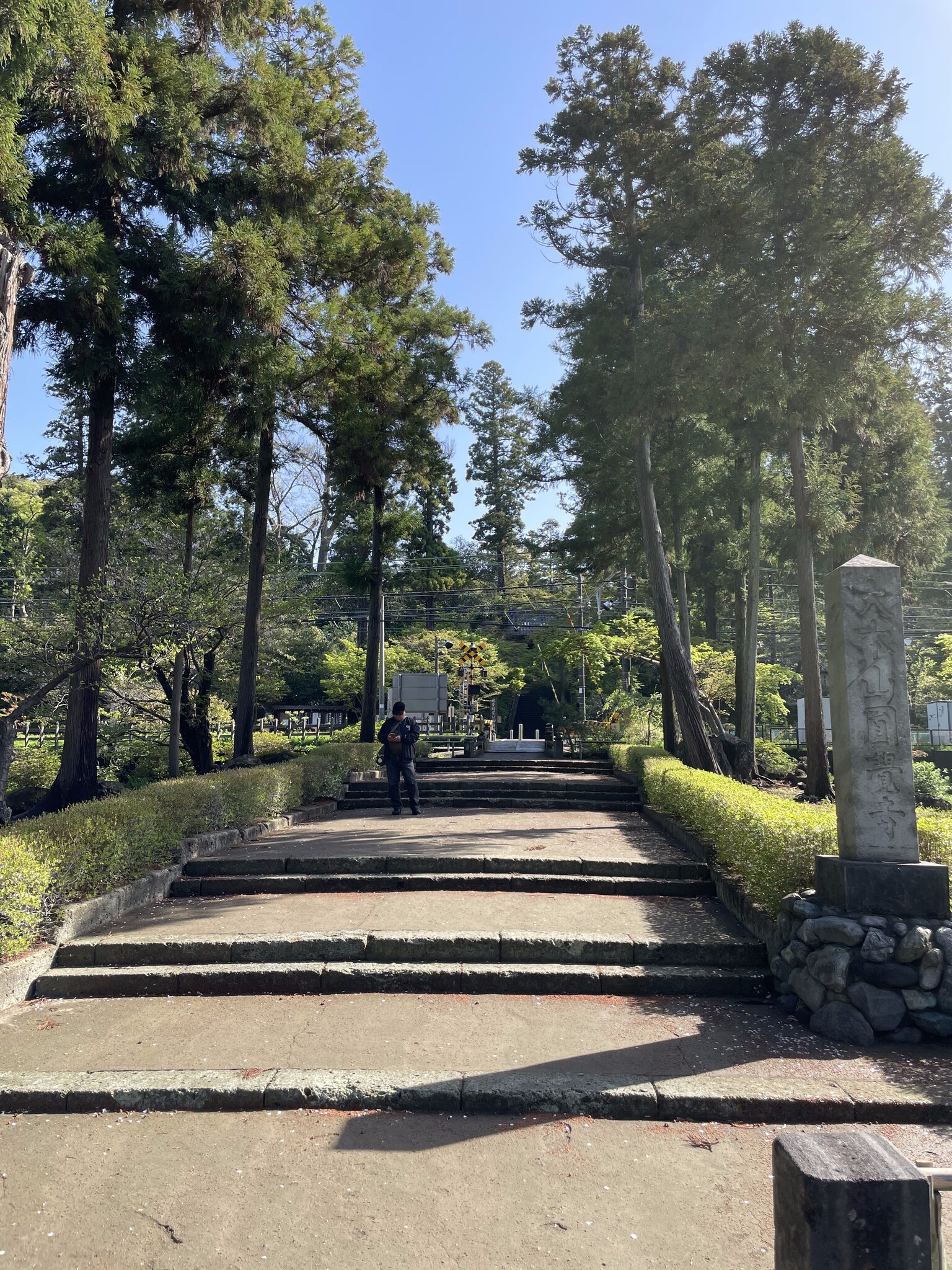北鎌倉駅近くの参道と石碑