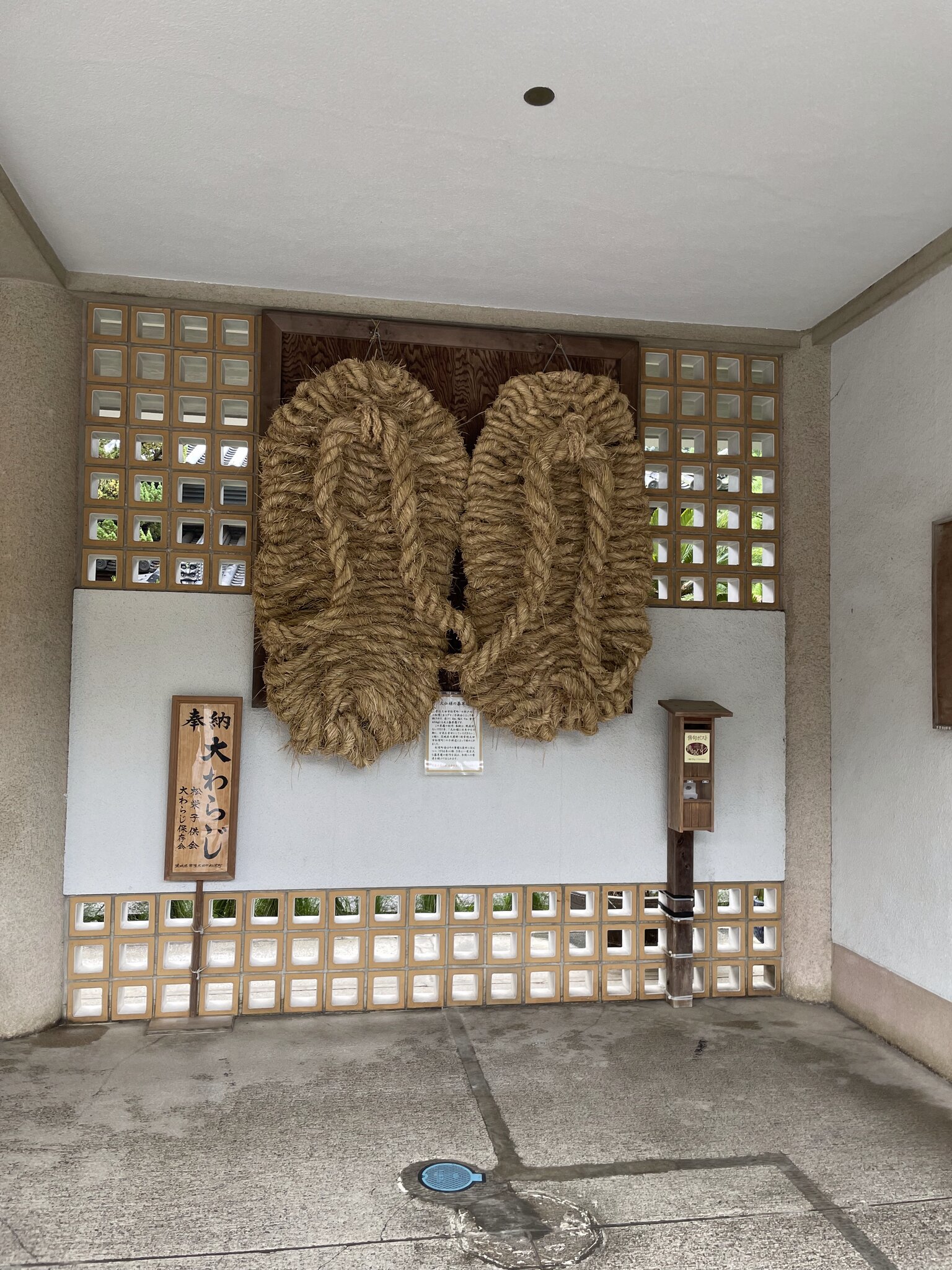 高徳院回廊の大わらじ